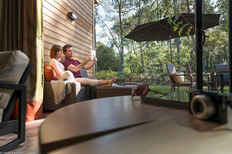 Отель Center Parcs Le Bois Aux Daims Morton Экстерьер фото